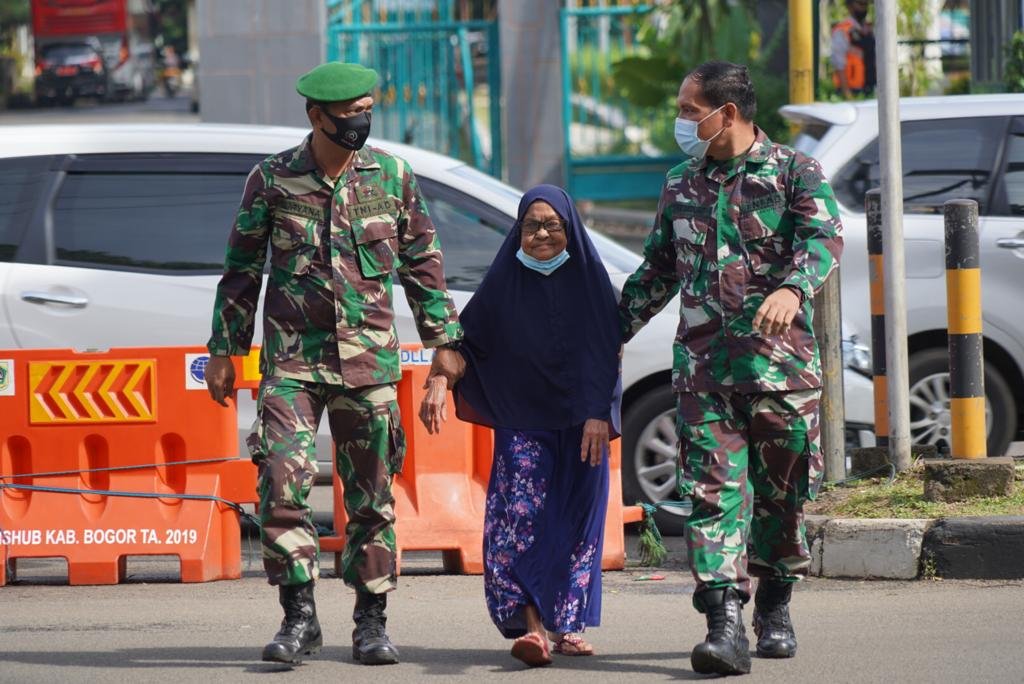 Nenek Renta Kagetkan Anggota TNI