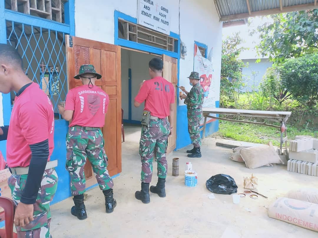 Kompi C Yonif 645 GTY Bengkayang Kerja Bakti di Gereja GKPKB