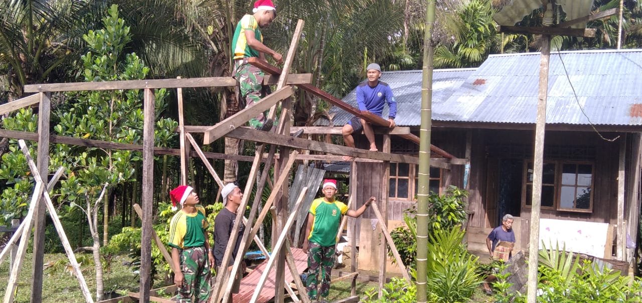 Satgas Yonif MR 413 Kostrad Bantu Warga Mosso Bangun Pendopo