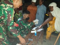TNI Satgas Beri Pengobatan ke Warga Kecelakaan