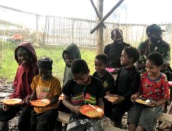 TNI Pererat Hubungan dengan Masyarakat Lewat Makan Bersama di Distrik Yigi Papua