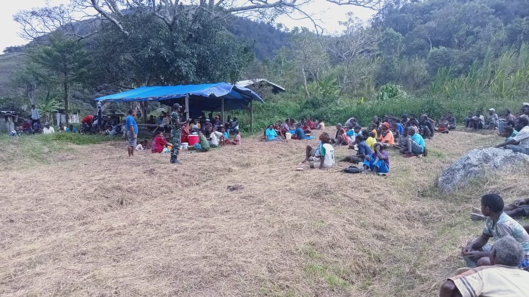 Satgas Yonif RK 751/VJS Jadi Promotor Kerja Bakti Bangun Kantor Klasis