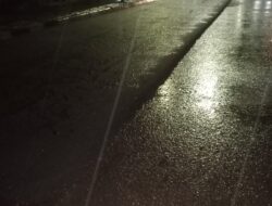 Kontraktor Pelaksana Kebut Aspal Jalan Saat Hujan Demi Deadline Akhir Tahun