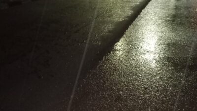 Kontraktor Pelaksana Kebut Aspal Jalan Saat Hujan Demi Deadline Akhir Tahun