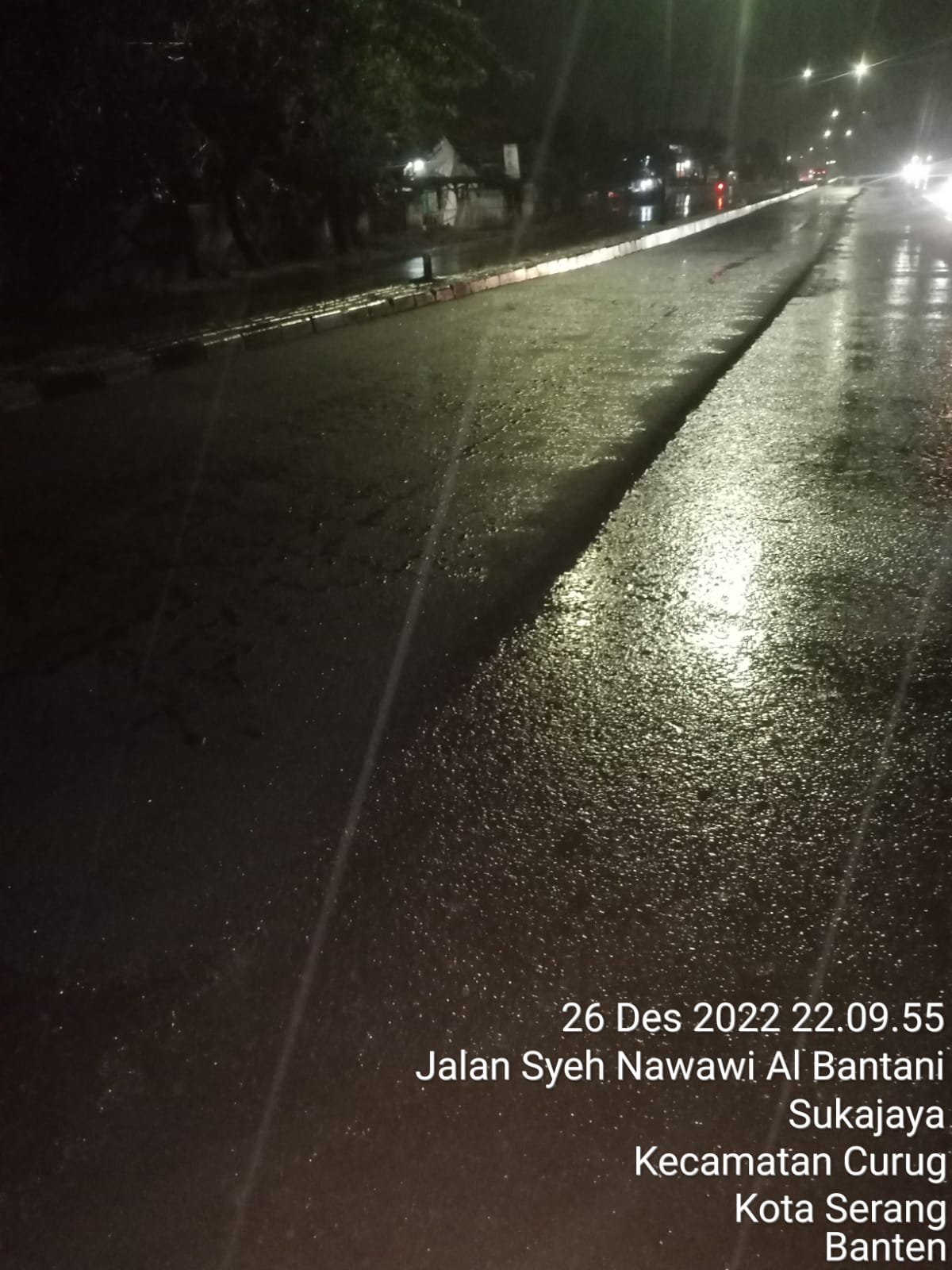 Kontraktor Pelaksana Kebut Aspal Jalan Saat Hujan Demi Deadline Akhir Tahun