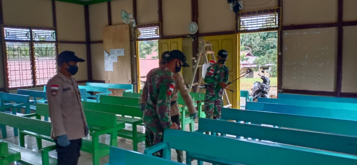 Empat Hari Jelang Natal, Satgas Pamtas Yonif 642/Kapuas Disinfektan Gereja