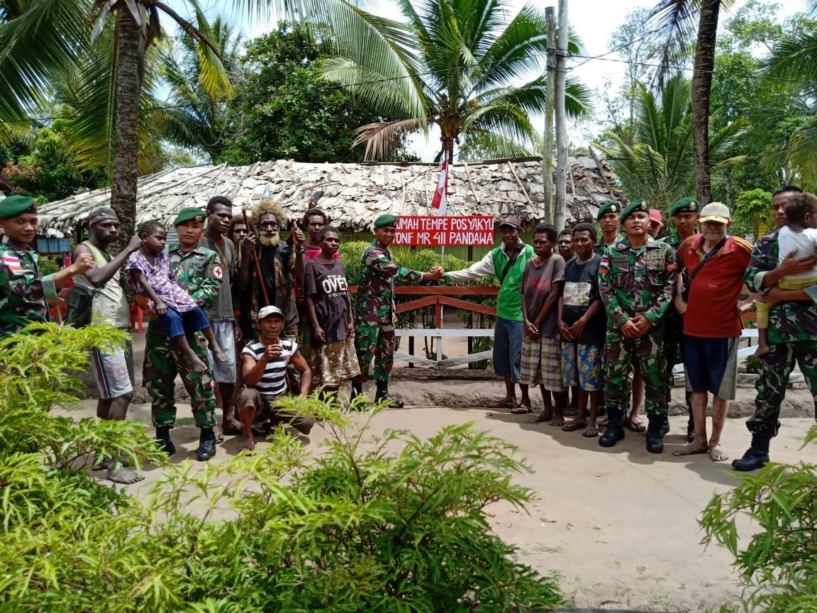 Kostrad Satgas Yonif 411 Dirikan Rumah Tempe untuk Warga
