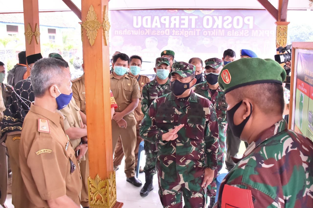 Aster Panglima TNI Tinjau Posko Terpadu PPKM Mikro di Cirebon