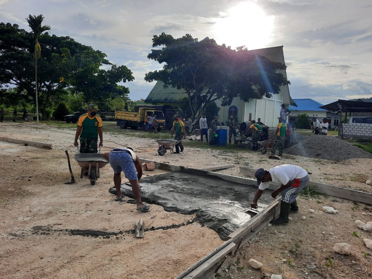 Yonif MR 413 Kostrad Wujudkan Lapangan Voli untuk Warga Perbatasan RI-PNG
