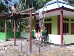 Gotong Royong Teras Masjid Perbatasan RI-PNG oleh Satgas Yonif MR 413 Kostrad dan Warga