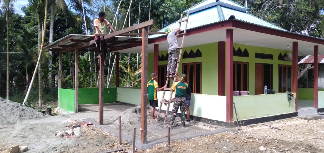 Gotong Royong Teras Masjid Perbatasan RI-PNG oleh Satgas Yonif MR 413 Kostrad dan Warga