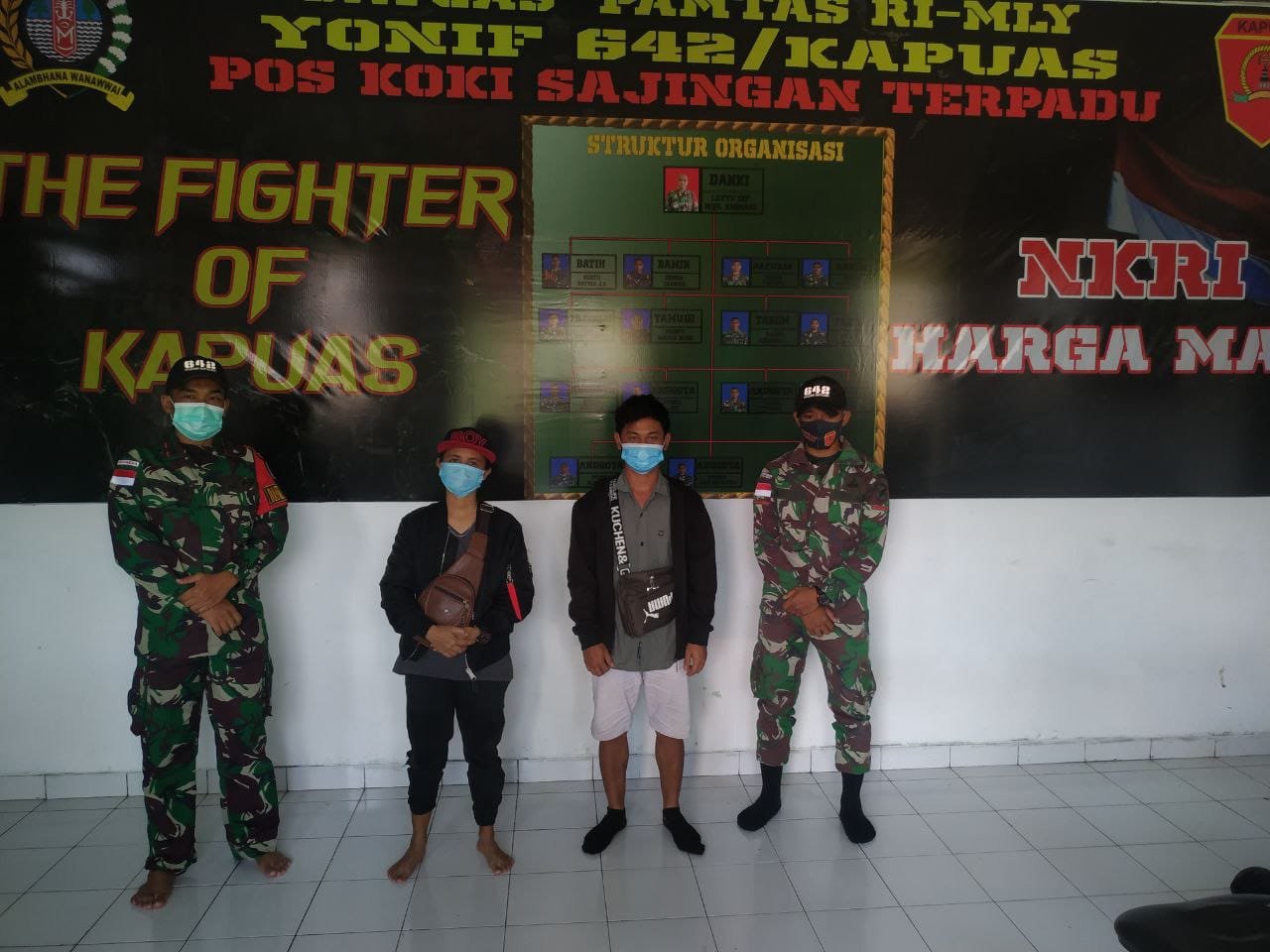 Satgas Pamtas Yonif 642 Amankan Puluhan Botol Miras dan 10 PMI Ilegal di Perbatasan RI-Malaysia