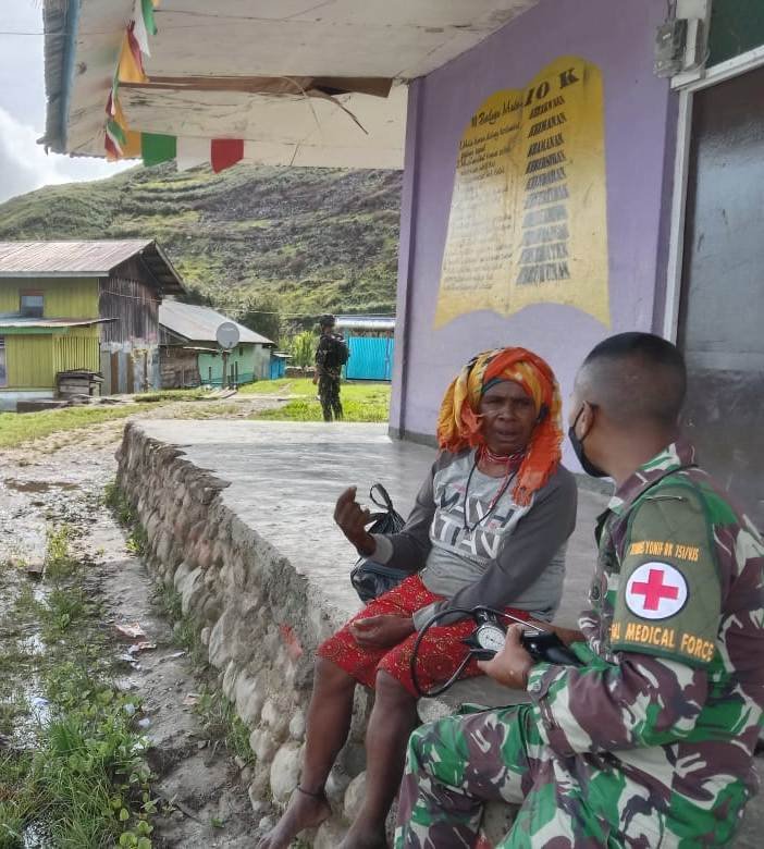 Satgas Pamrahwan Yonif RK 751 VJS Patroli Simpatik di Distrik Walesi