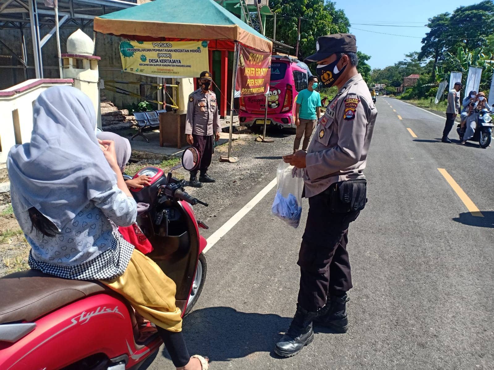 Dukung PPKM Level 2, Bagikan Masker dan Ingatkan Prokes 5M