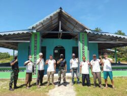 Yonif 642 Bagikan Kaos Pererat Silaturahmi di Perbatasan