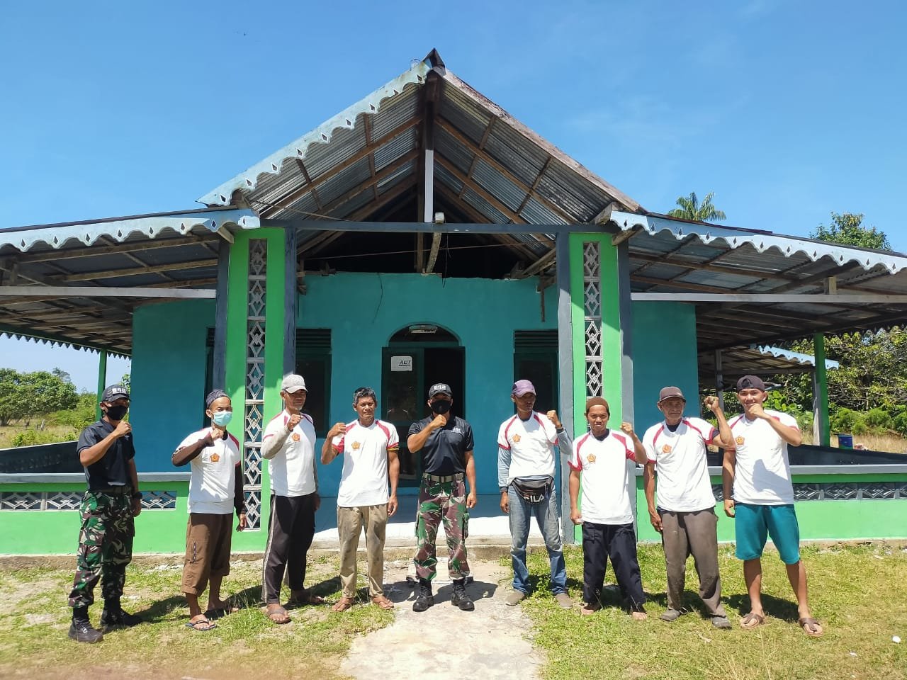 Yonif 642 Bagikan Kaos Pererat Silaturahmi di Perbatasan