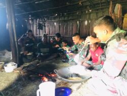 Satgas Yonif Raider 142/KJ Berbagi Rezeki Memasak di Dapur Warga