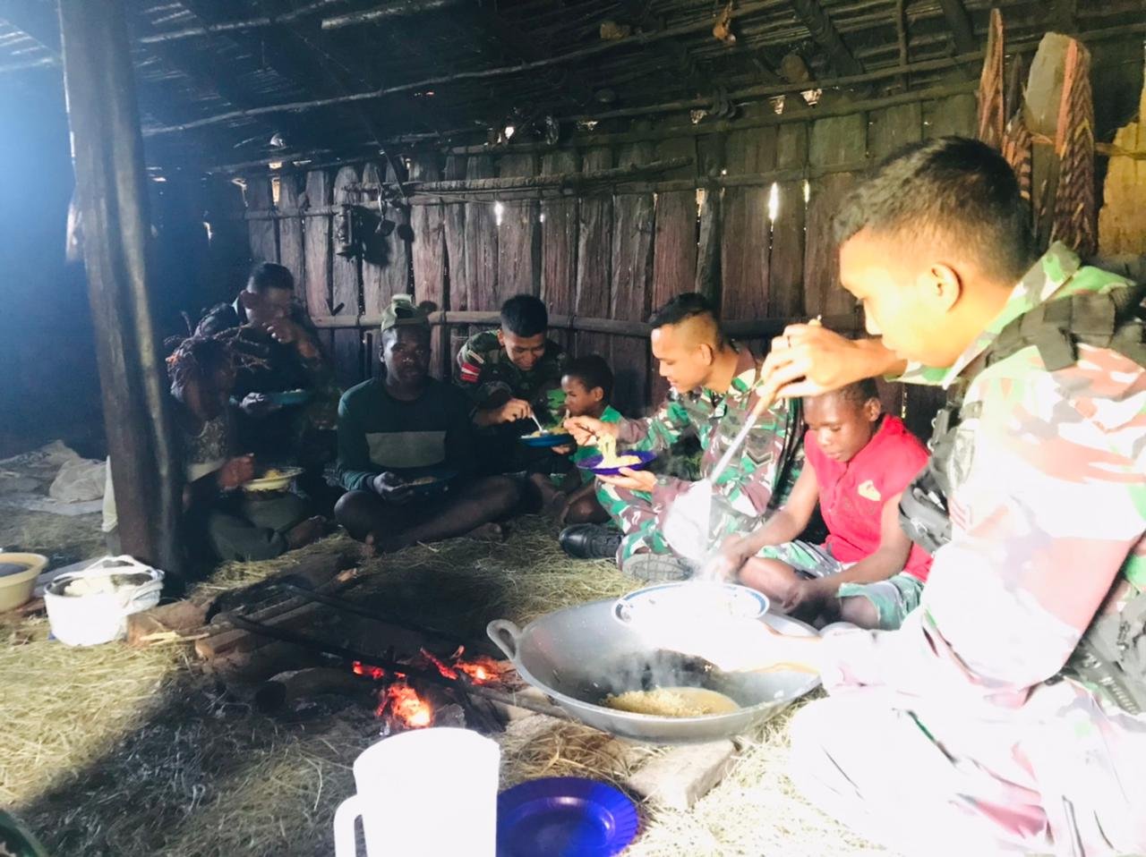 Satgas Yonif Raider 142/KJ Berbagi Rezeki Memasak di Dapur Warga