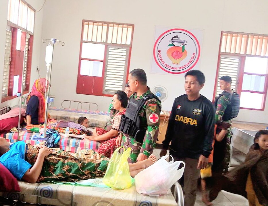 Satgas Yonif Raider 142/KJ Semangati Pasien Saat Anjangsana ke Puskesmas Dabra
