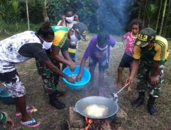 Satgas Yonif MR 413 Kostrad Ajari Warga Perbatasan Olah Singkong Jadi Gethuk Goreng