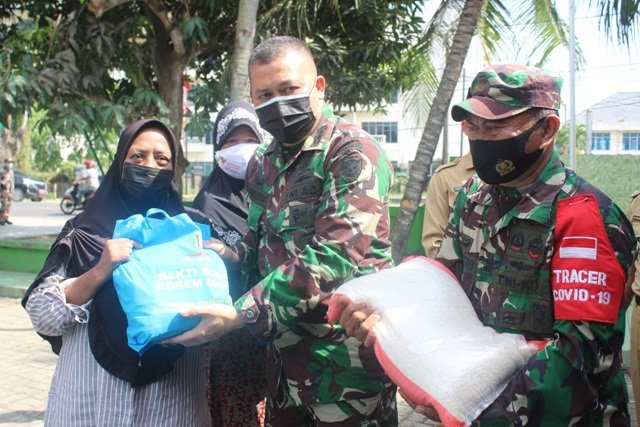 Korem 064/MY Bagikan Paket Sembako ke Warga Koramil 2304/Anyar