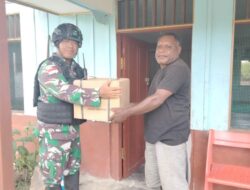 Warga Gembira, Satgas Yonif Raider 142/KJ Bagikan Sembako