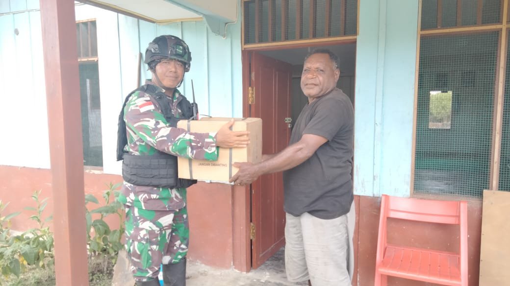 Warga Gembira, Satgas Yonif Raider 142/KJ Bagikan Sembako