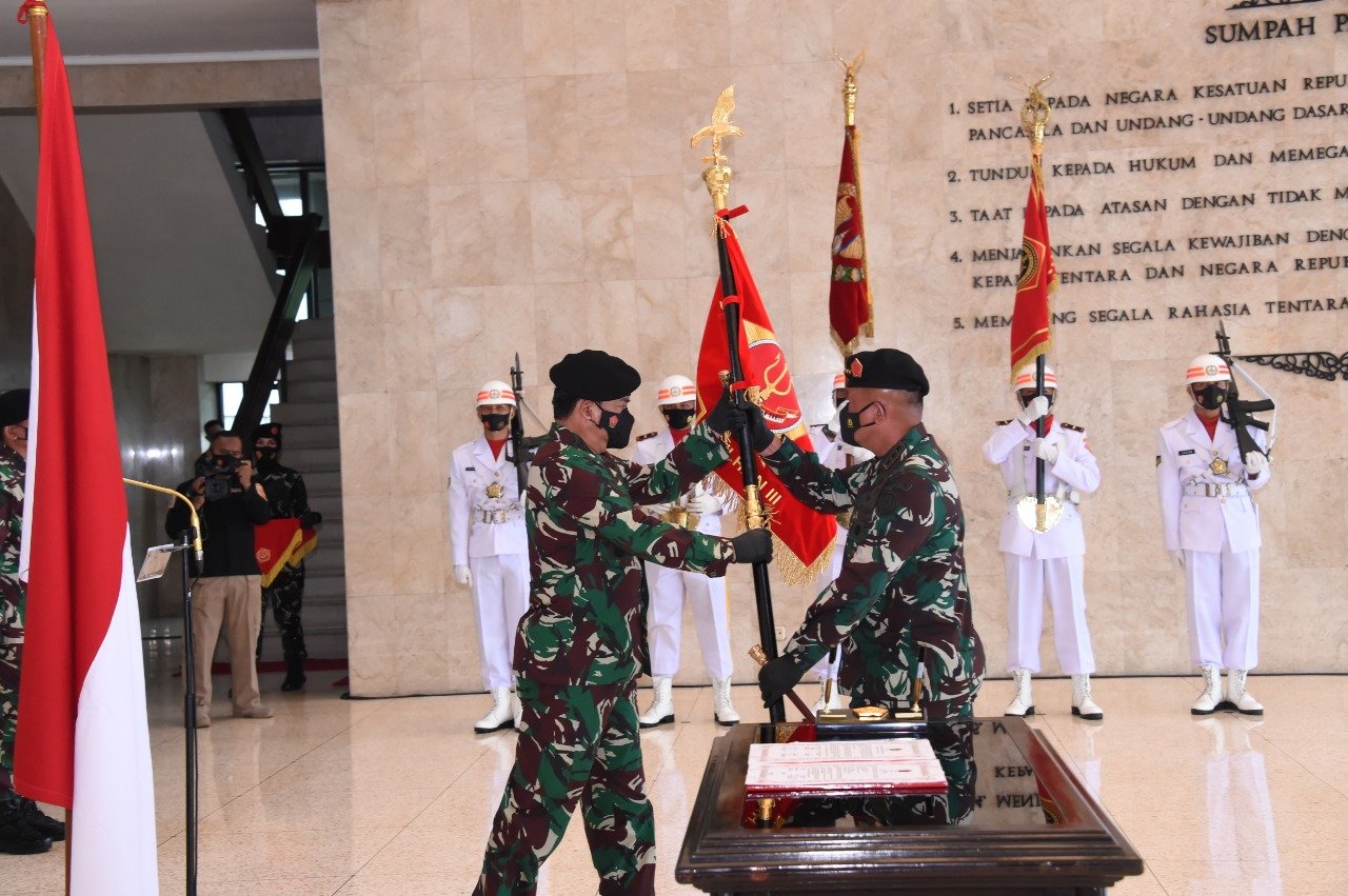 Panglima TNI Serahkan Jabatan Kasum dan Pimpin Sertijab Kababek Kapusinformar