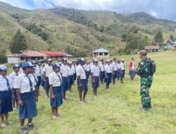 Satgas Yonif Mekanis 203/AK Latih Baris Berbaris untuk Murid SMPN 1 Malagay