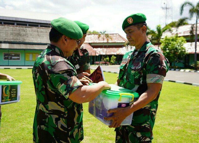 Danrem 064/MY Bagikan Bingkisan Lebaran untuk Prajurit dan PNS