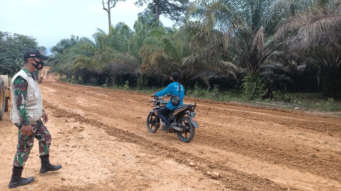 Warga Desa Tolok Mulai Gunakan Sebagian Jalan TMMD Dandim 1208 Sambas