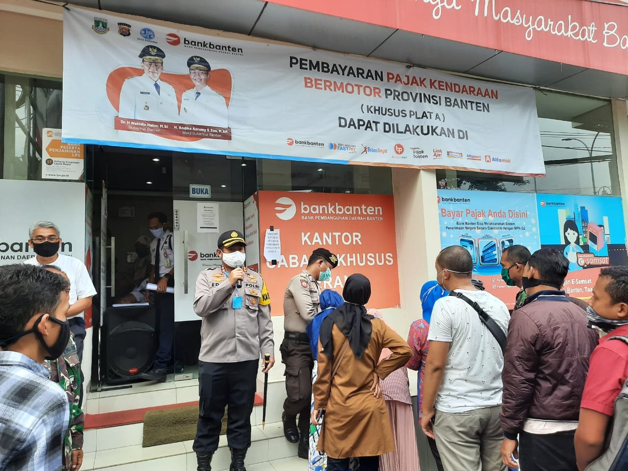Antrian Panjang Nasabah Bank Banten, Polres Serang Kota Amankan Lokasi