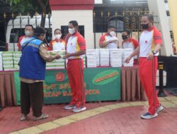 Kepala Staf Kogartap I/Jakarta Bagikan Makanan di Depan Makogartap