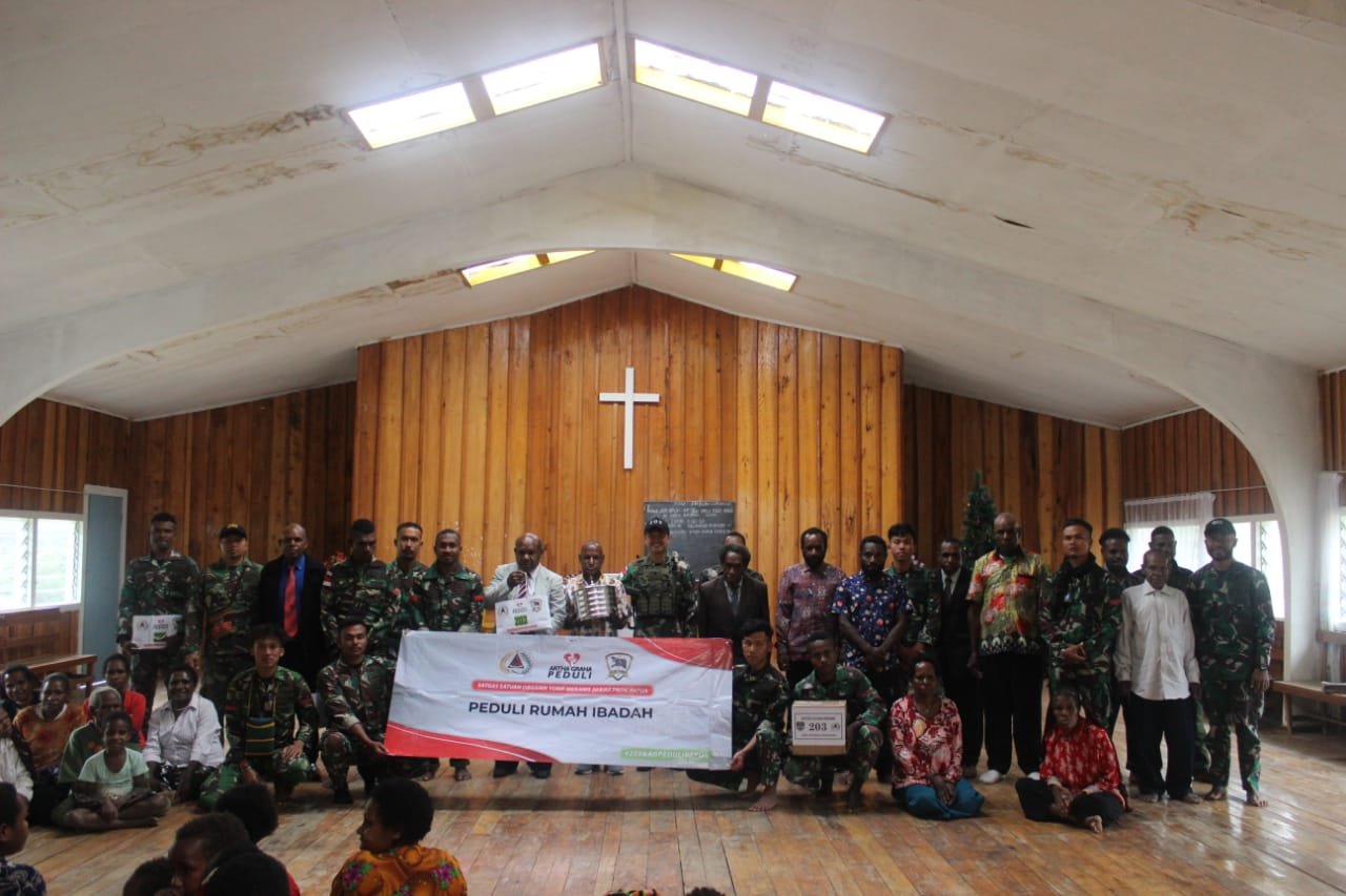 Satgas Yonif Mekanis 203/AK Kolaborasi Artha Graha Peduli Renovasi Rumah Ibadah