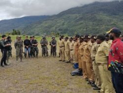Geliat Pembangunan di Kiwirok, Satgas Yonif 143/TWEJ Bersama Warga