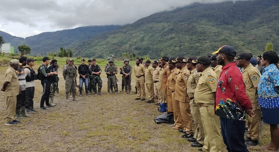 Geliat Pembangunan di Kiwirok, Satgas Yonif 143/TWEJ Bersama Warga