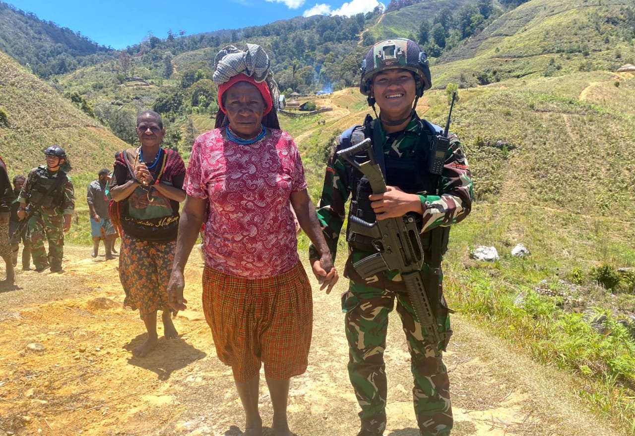 Satgas Yonif Mekanis 203/AK Nyata Diterima dan Disukai Warga Malagayneri