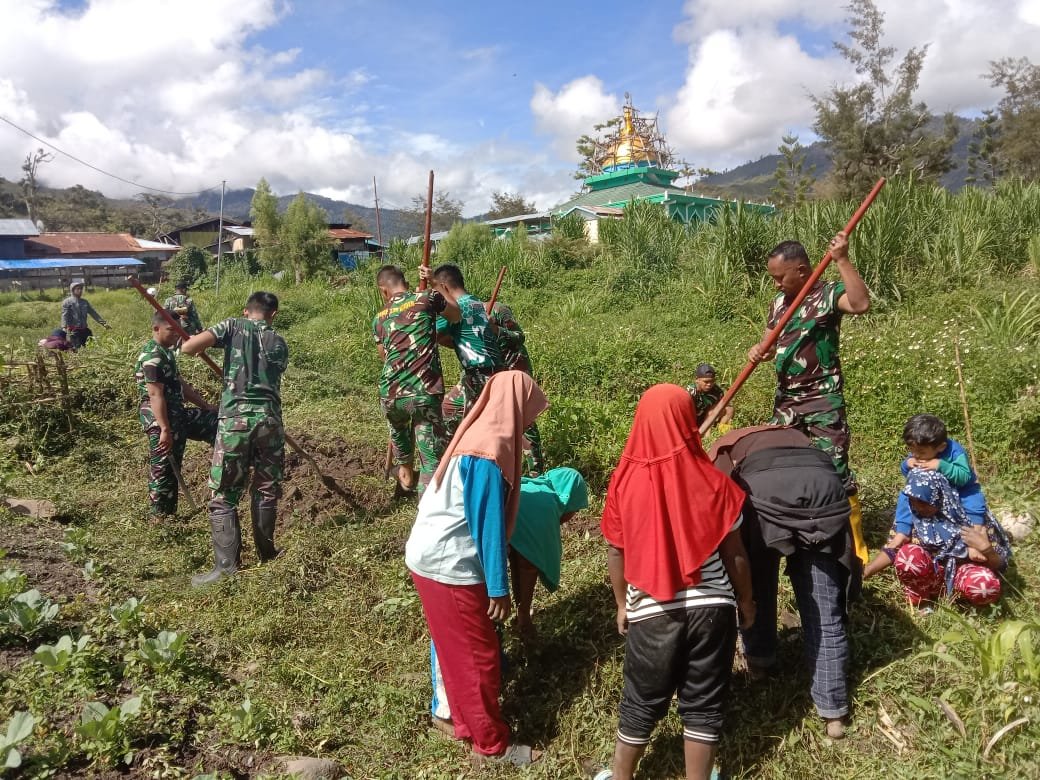Satgas Kodim Yalimo Bersama Santri Sulap Lahan Kosong Jadi Kebun Sayur