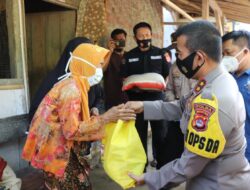 Kapolda Banten Bagikan Sembako di Padarincang bersama Komunitas PIC Jumat Barokah