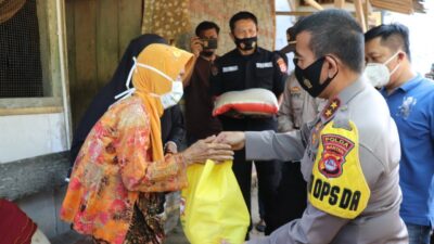 Kapolda Banten Bagikan Sembako di Padarincang bersama Komunitas PIC Jumat Barokah
