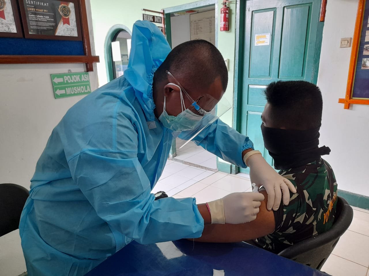 Anggota Yonif RK 751/Vjs Lanjutkan Vaksinasi