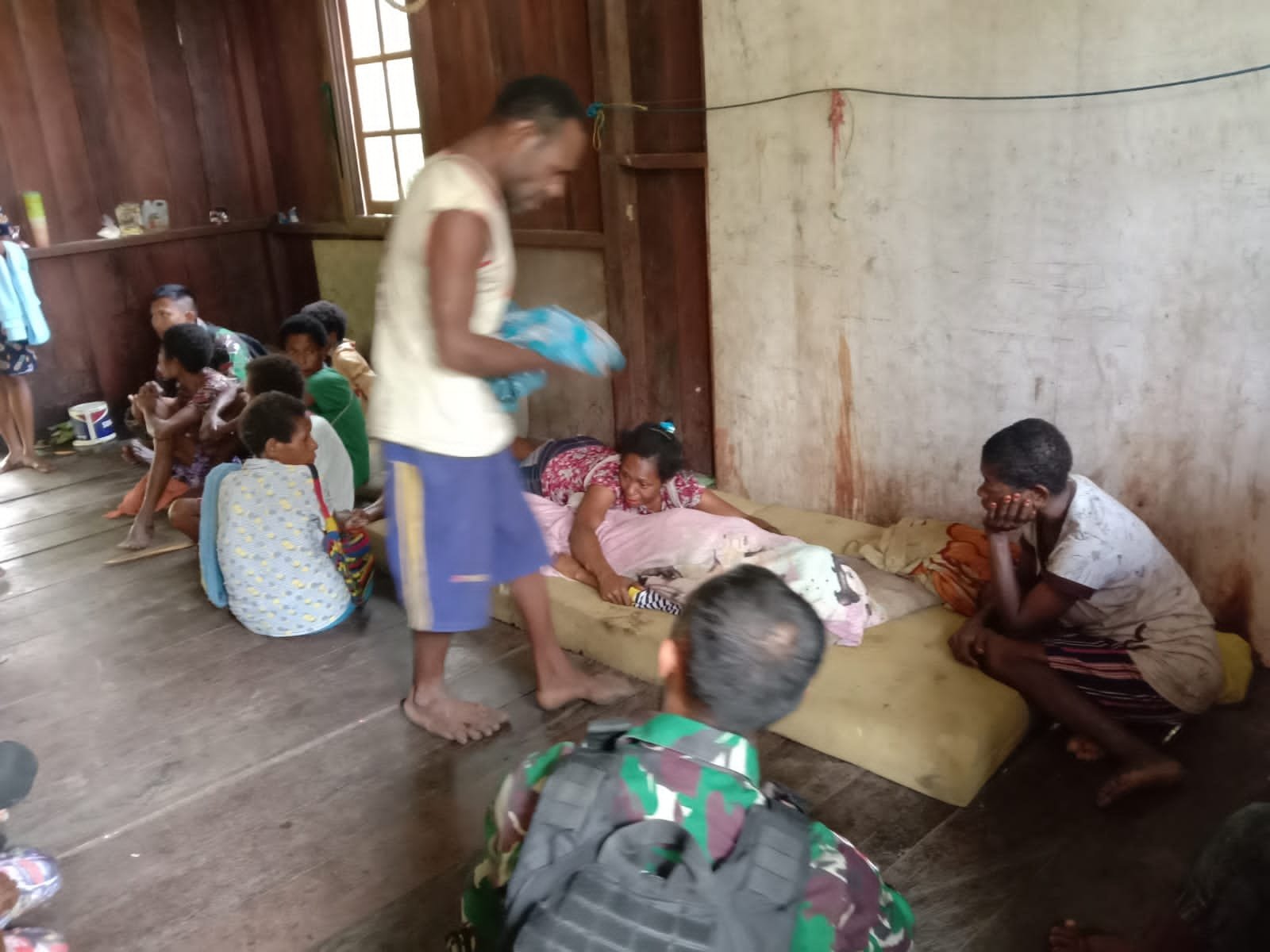 Prajurit Yonif 126/KC Bantu Pemakaman Warga di Perbatasan