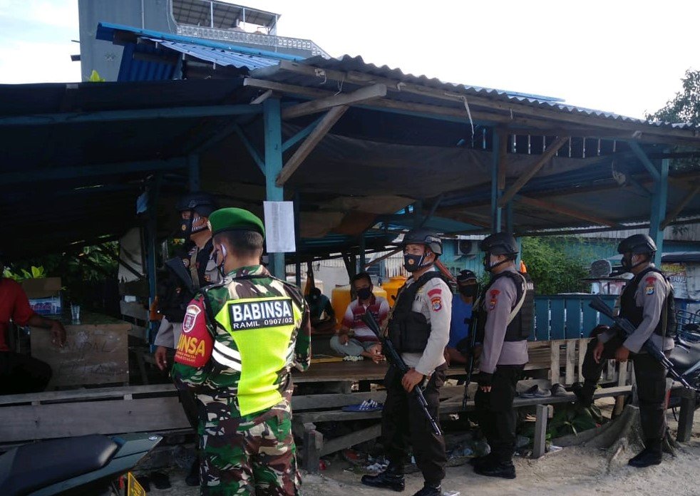 Bhabinsa dan Patmor Brimob Himbau Warga Patuhi Protokol Kesehatan