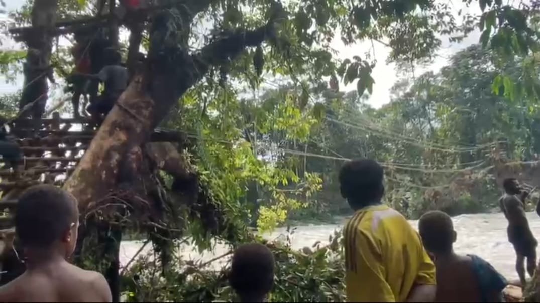 Yonif 143/TWEJ dan Warga Bangun Jembatan Darurat di Dungai Digoel untuk Lancarkan Mobilitas dan Ekonomi