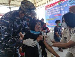 Nenek Kejutan di Vaksinasi Maritim TNI AL Lanal TBA
