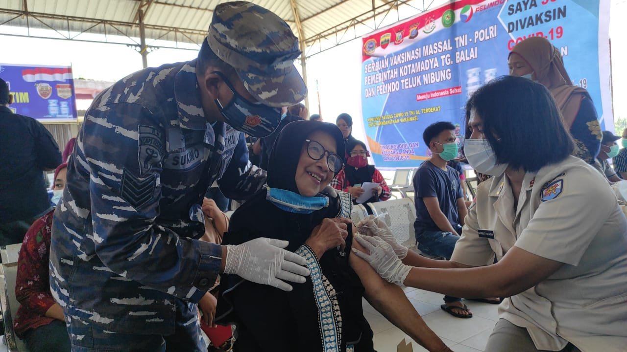Nenek Kejutan di Vaksinasi Maritim TNI AL Lanal TBA
