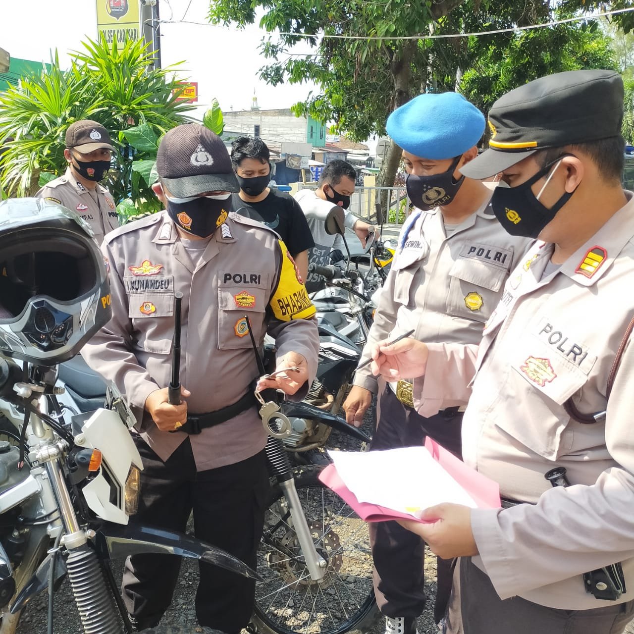 Kapolsek Cadasari Cek Inventaris Jelang Pilkades di Pandeglang