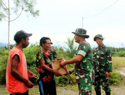 Dansatgas Pamtas Yonif Raider 142/KJ Bagikan Sembako saat Berinteraksi dengan Warga