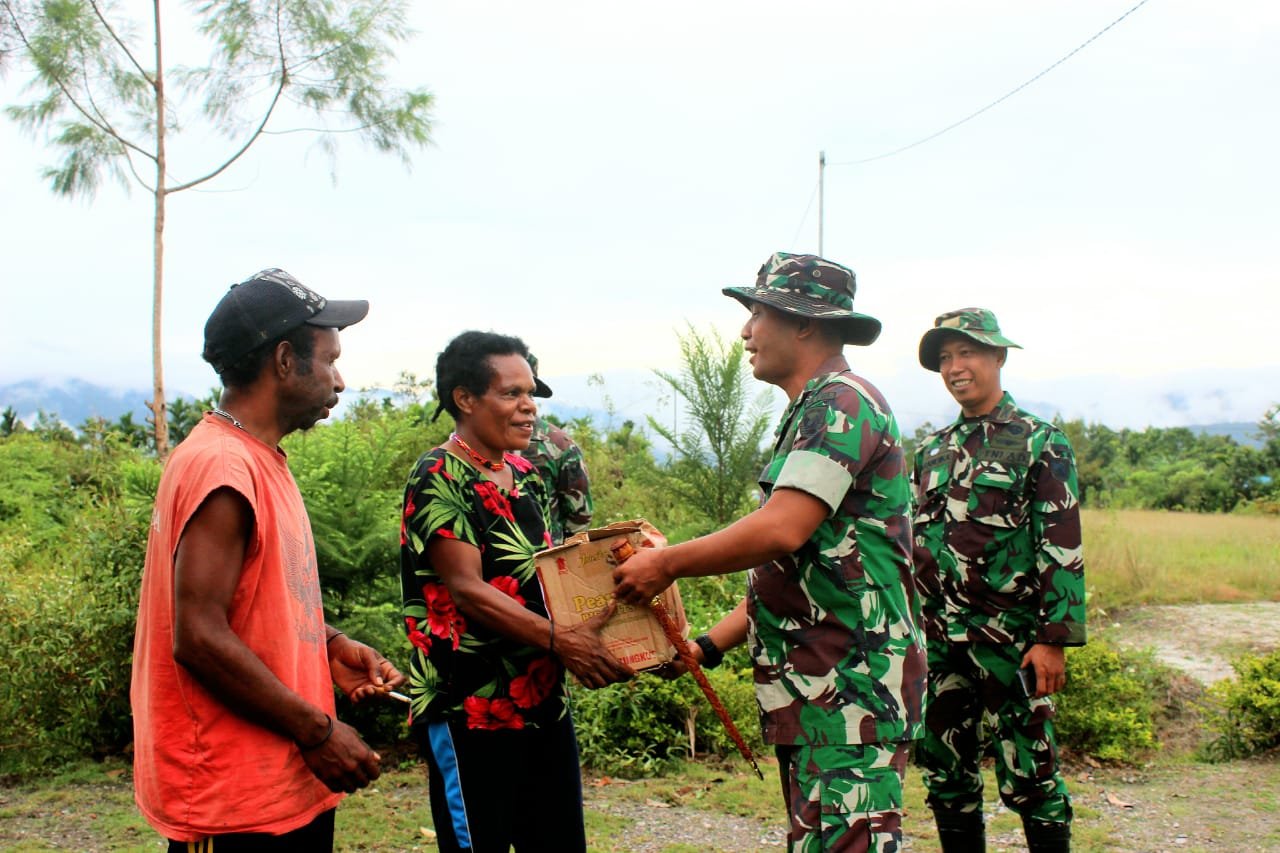 Dansatgas Pamtas Yonif Raider 142/KJ Bagikan Sembako saat Berinteraksi dengan Warga