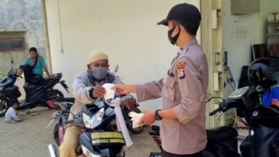 Polsek Kasemen Serang Kota Intens Bagikan Masker di Tengah Pandemi